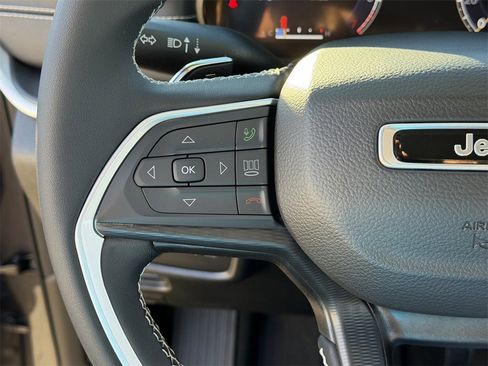 Used 2023 Jeep Grand Cherokee L Laredo image 12