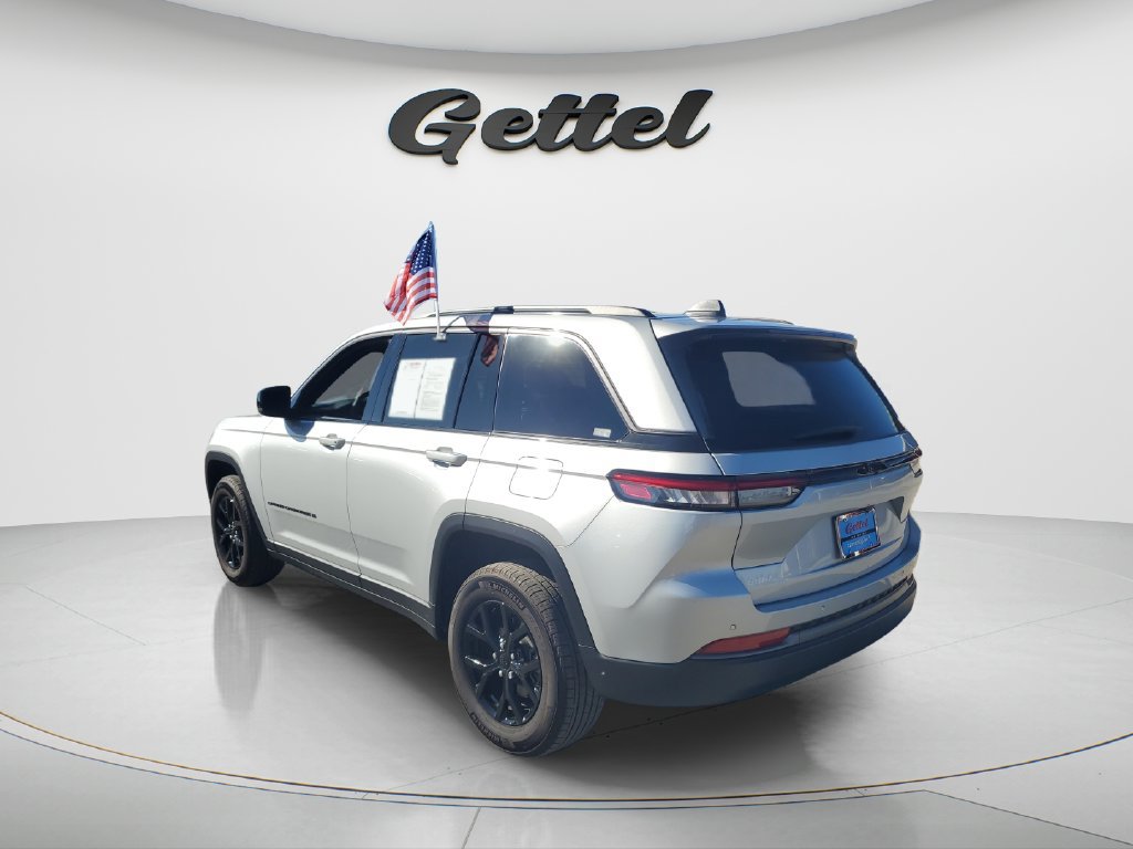 Used 2026 Jeep Grand Cherokee Altitude RWD image 7