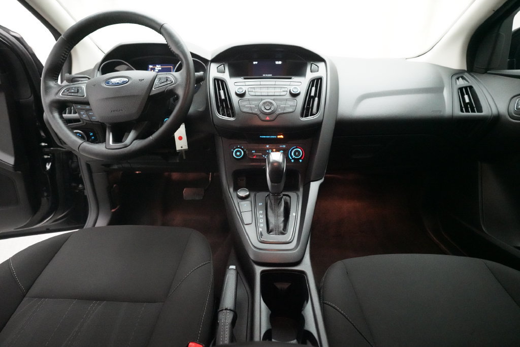 Used 2016 Ford Focus SE w/ SE Sport Package FWD image 4
