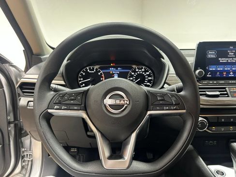Used 2025 Nissan Altima 2.5 SV FWD image 19