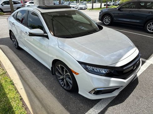 Used 2019 Honda Civic Touring image 2