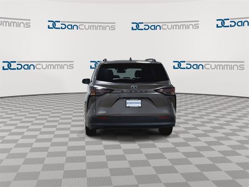 Used 2024 Toyota Sienna XLE image 7