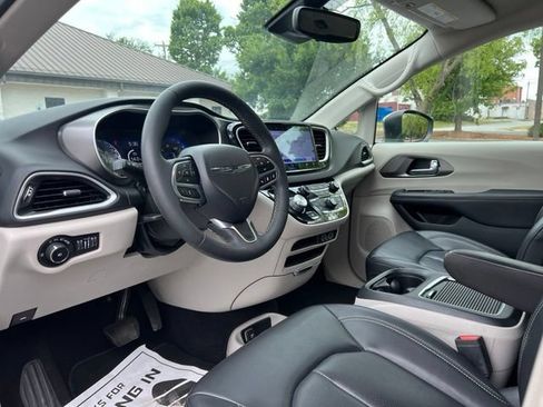 Used 2023 Chrysler Pacifica Touring-L FWD image 11