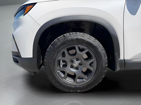 Certified 2024 Honda Pilot TrailSport image 35