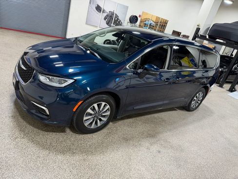 Used 2023 Chrysler Pacifica Touring-L FWD image 9