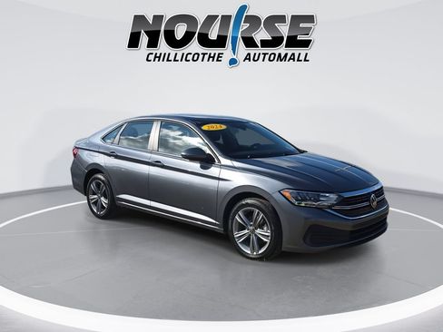 Used 2024 Volkswagen Jetta SE FWD image 2