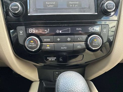 Used 2016 Nissan Rogue SV w/ SV Premium Package FWD image 34