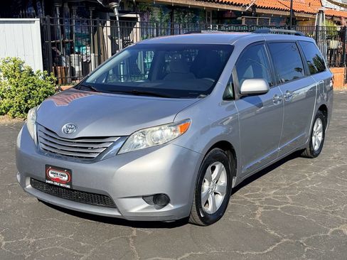 Used 2017 Toyota Sienna LE FWD image 3