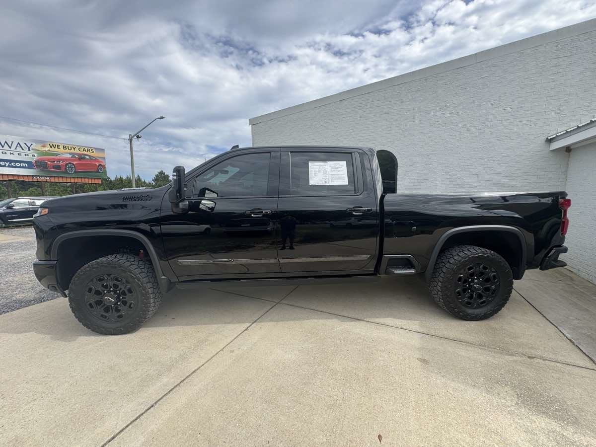 Used 2024 Chevrolet Silverado 2500 High Country w/ Midnight Edition AWD/4WD image 2