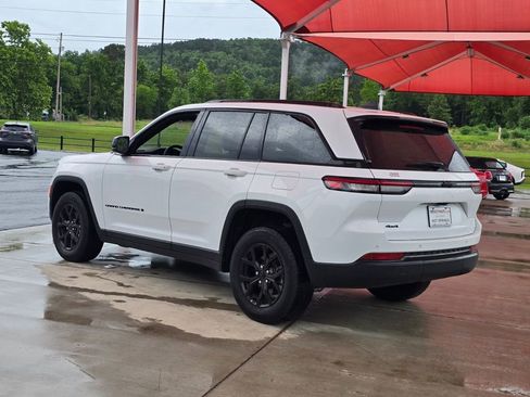 Used 2025 Jeep Grand Cherokee Altitude AWD/4WD image 3