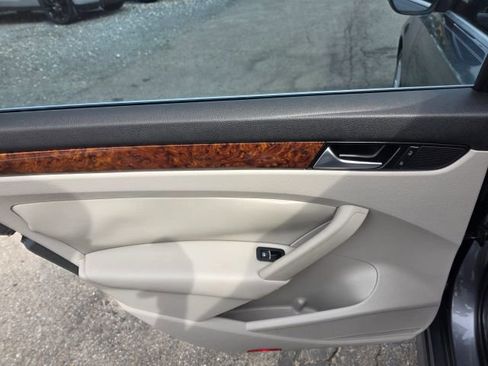 Used 2012 Volkswagen Passat TDI SEL Premium image 18