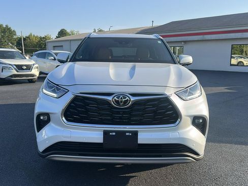 Used 2026 Toyota Highlander Platinum AWD/4WD image 2