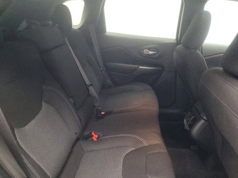 Used 2019 Jeep Cherokee Latitude w/ Popular Appearance Group FWD image 19