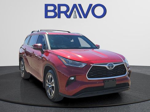 Used 2021 Toyota Highlander XLE image 2
