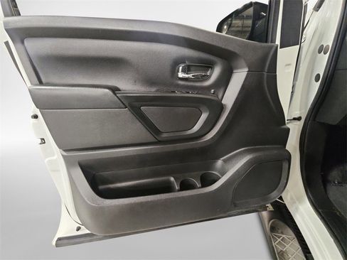 Used 2019 Nissan Titan SV w/ SV Convenience Package image 14