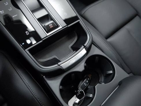 Certified 2026 Porsche Macan AWD/4WD image 33