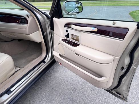 Used 2008 Lincoln Town Car Signature Limited RWD image 17