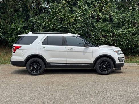 Used 2017 Ford Explorer XLT w/ Equipment Group 202A AWD/4WD image 4