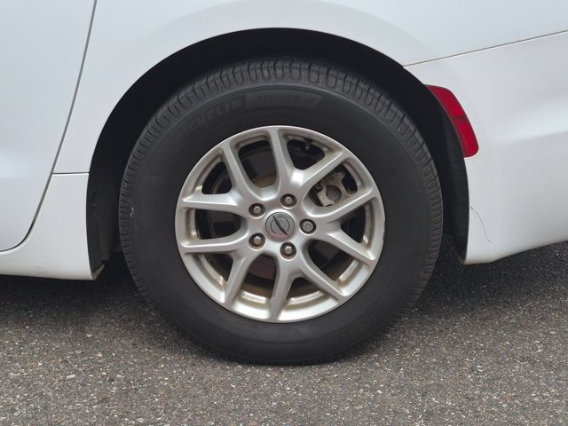 Used 2022 Chrysler Pacifica Touring-L w/ Uconnect Theater Family Group FWD image 15