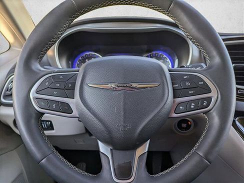 Used 2023 Chrysler Pacifica Touring-L image 12
