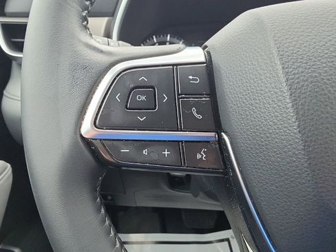 Used 2020 Toyota Highlander XLE AWD/4WD image 11