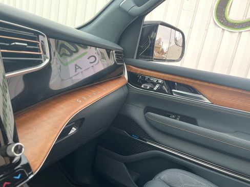 Used 2024 Jeep Grand Wagoneer Series III image 35