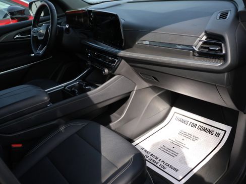 Used 2025 Chevrolet Traverse LT image 7