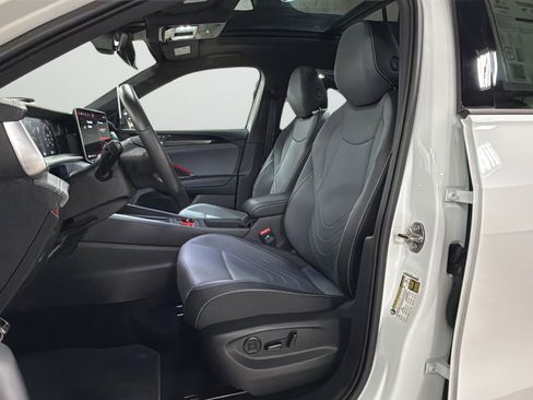 Certified 2025 Volkswagen Tiguan SE R-Line AWD/4WD image 17