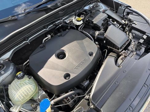 Used 2019 Volvo XC40 T5 Momentum image 15