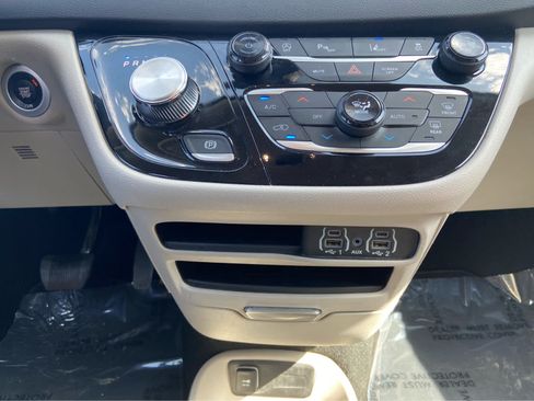 Used 2024 Chrysler Pacifica Touring-L FWD image 28