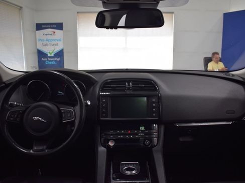 Used 2018 Jaguar F-PACE Premium image 11