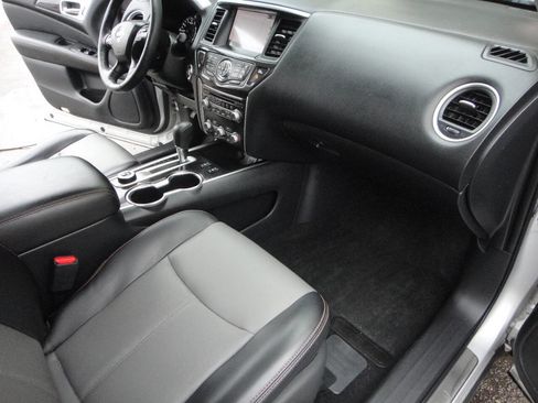 Used 2019 Nissan Pathfinder SL image 17