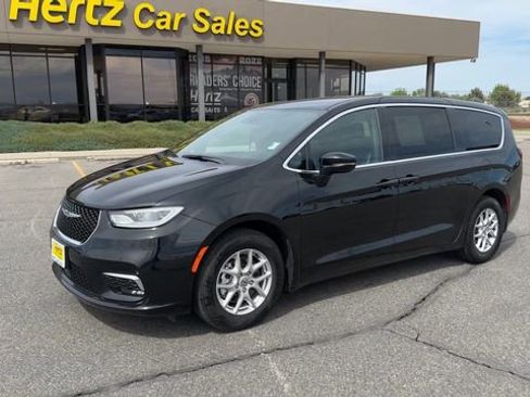 Used 2025 Chrysler Pacifica Select FWD image 4