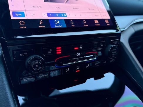 New 2025 Jeep Grand Cherokee Limited w/ Black Appearance Package image 21