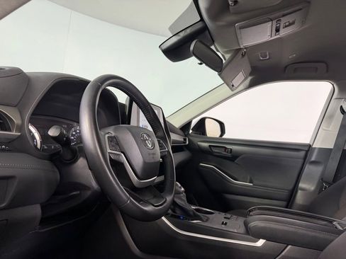 Used 2025 Toyota Highlander LE image 21