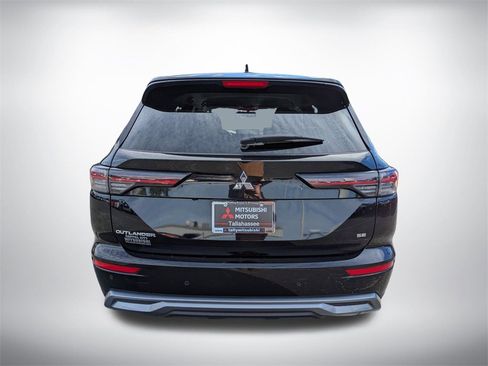Used 2025 Mitsubishi Outlander SE image 5