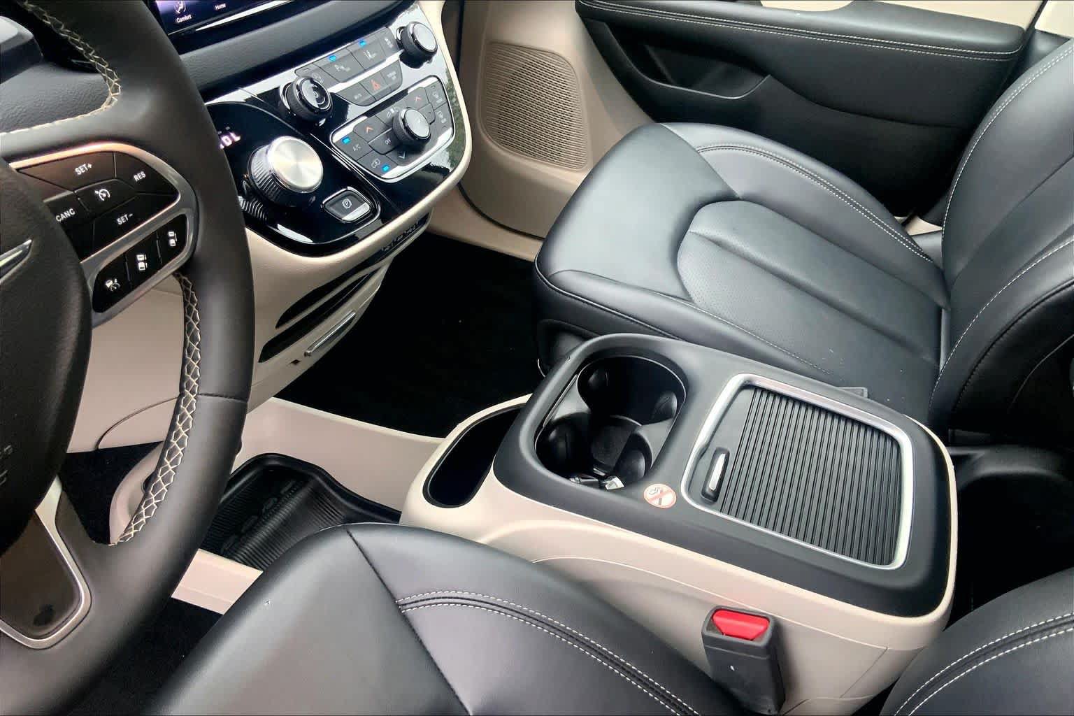 Used 2024 Chrysler Pacifica Touring-L FWD image 15