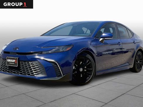 Used 2025 Toyota Camry SE w/ Convenience Package image 1