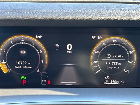 Used 2025 Volkswagen Tiguan SE AWD/4WD image 22