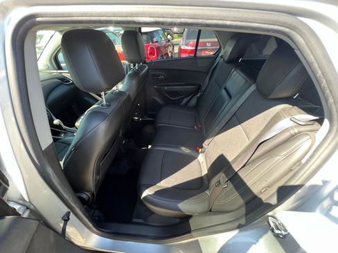 Used 2018 Chevrolet Trax LT w/ LT Convenience Package FWD image 16