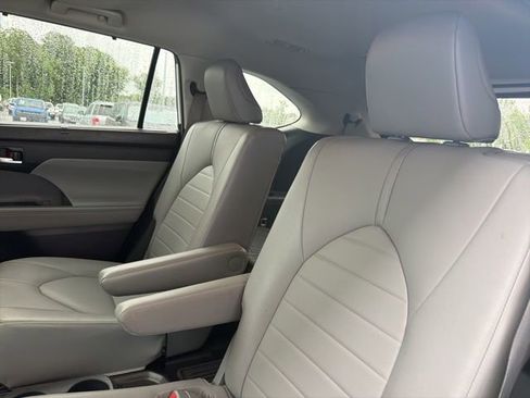 Used 2021 Toyota Highlander XLE AWD/4WD image 19