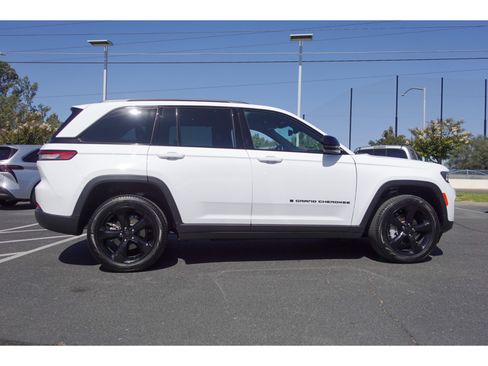 Used 2025 Jeep Grand Cherokee Limited w/ Luxury Tech Group II AWD/4WD image 2