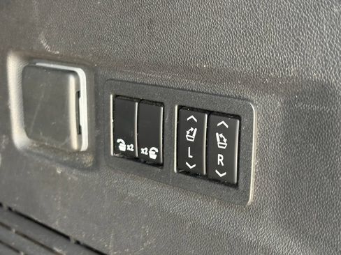 Used 2022 GMC Yukon SLT w/ SLT Premium Package AWD/4WD image 19