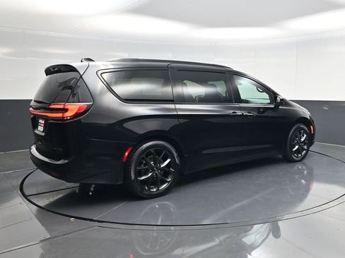 Used 2025 Chrysler Pacifica Limited FWD image 3