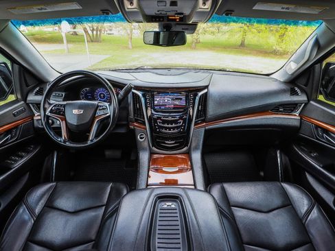 Used 2018 Cadillac Escalade Luxury image 2