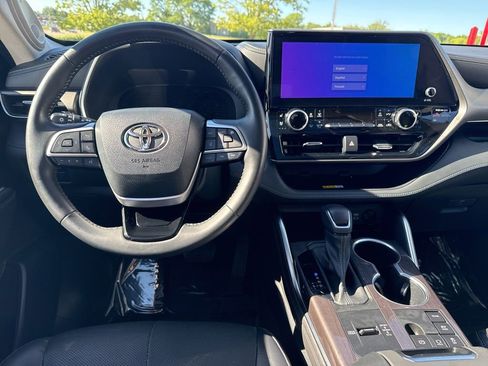 Used 2023 Toyota Highlander Limited AWD/4WD image 11