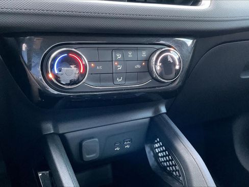 Used 2025 Chevrolet TrailBlazer LT FWD image 32