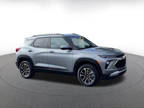 Used 2025 Chevrolet TrailBlazer LT image 2