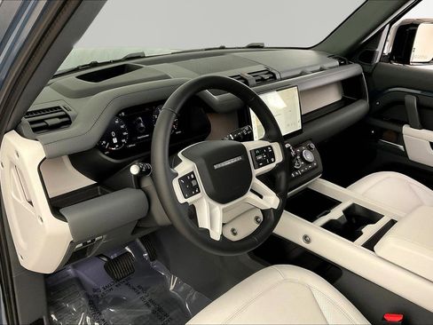 Used 2025 Land Rover Defender 110 X-Dynamic SE image 17