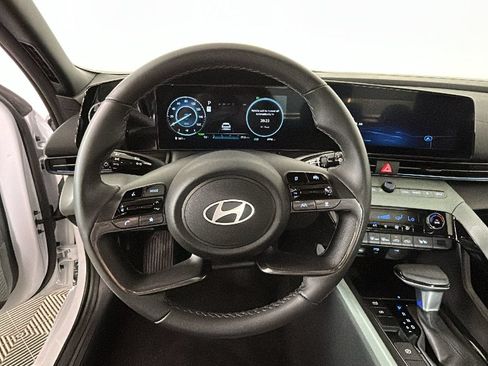 Certified 2025 Hyundai Elantra Limited FWD image 16